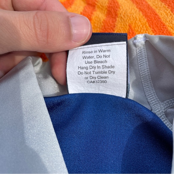 Toes on the Nose Rashguard - Picture 6 of 7